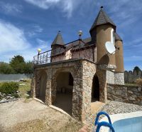 Ein Haus in der Agátová-Straße in Šahy mit einer Steinfassade und einem kleinen Pool vorne.