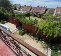 Blick von der Terrasse der Hütte in der Agátová-Straße in Šahy mit sich wiegenden Büschen.