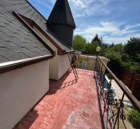 Die Terrasse der Hütte in der Agátová-Straße in Šahy mit Aussicht und dekorativem Geländer.