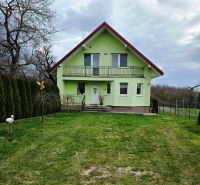 Grünes Einfamilienhaus in Klokočov mit Veranda und gepflegtem Garten.