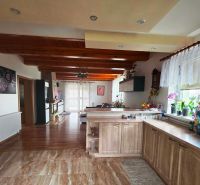 Küche mit Holzboden, Holzbalken und Dekorationen in einem Einfamilienhaus.