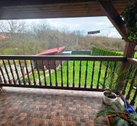 Der Balkon eines Einfamilienhauses in Klokočov mit Blick auf den Garten und das Grün.