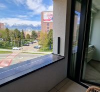 Blick aus einer 2-Zimmer-Wohnung in der Karpatská-Straße in Poprad mit schneebedeckten Bergen im Hintergrund.