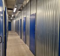 Lagerräume mit blauen Türen und Stahlwänden in einer 2-Zimmer-Wohnung.