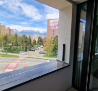 Blick aus einer 2-Zimmer-Wohnung auf die Tatra in der Karpatská-Straße in Poprad.