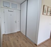 Innenraum einer 2-Zimmer-Wohnung mit Holzboden, weißen Türen und einem Essbereich.