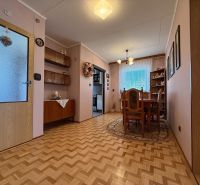 Esszimmer in einem Einfamilienhaus mit Holzboden und klassischer Einrichtung.