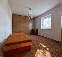 Schlafzimmer mit Bett und Einbauschrank in einem Einfamilienhaus.