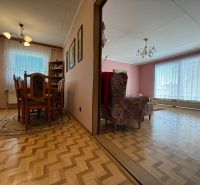 Innenraum eines Einfamilienhauses mit Holzdekorboden und separatem Ess- und Wohnzimmer.