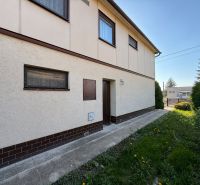 Ein Einfamilienhaus in Zlaté Moravce mit Rasen und Zufahrtsweg.