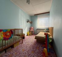 Kinderzimmer mit pastellfarbenen Wänden und Teppich, Innenraum eines Einfamilienhauses.