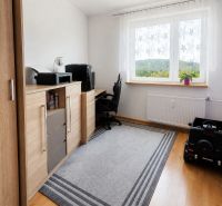 Arbeitsbereich mit Kommode und Blick aus dem Fenster in einer 3-Zimmer-Wohnung.