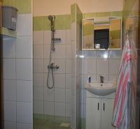 Badezimmer in einer 3-Zimmer-Wohnung mit Fliesen und Dusche.