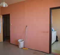 Innenraum einer 3-Zimmer-Wohnung mit bunten Wänden und Küchenzeile.