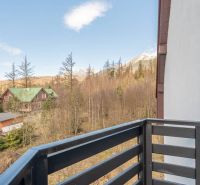 Balkon einer 4-Zimmer-Wohnung in Vyšné Hágy mit Blick auf den Wald und die Berge.