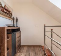 Innenraum einer 4-Zimmer-Wohnung mit Holzboden, Metallgeländer und Dekorationen.