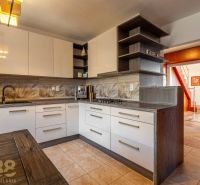 Küche in einer 4-Zimmer-Wohnung mit Holzboden und interessanter Beleuchtung.