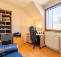 Arbeitsbereich mit Holzdekorboden in einer 4-Zimmer-Wohnung.