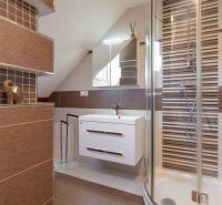 Badezimmer in einer 4-Zimmer-Wohnung mit eleganten Fliesen und Duschkabine.
