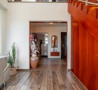 Innenraum einer 4-Zimmer-Wohnung mit Holzboden und Treppe.