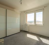 Ein Zimmer in einer 4-Zimmer-Wohnung mit einem Schrank, einem Teppich und einem Fenster mit Aussicht.