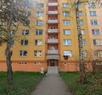 Wohnhaus in der Partizánska-Straße in Poprad mit Treppenhaus und Grünflächen in der Umgebung.