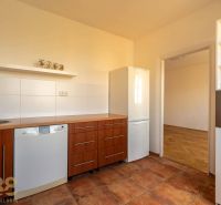 Küche in einer 4-Zimmer-Wohnung mit Holzboden und eingebauten Geräten.