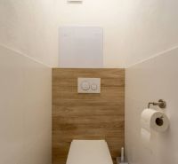 Minimalistische Toilette mit hängendem WC und Boden in Holzoptik in einer 4-Zimmer-Wohnung.