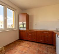 Küchenzeile in einer 4-Zimmer-Wohnung mit großem Fenster und eingebauten Geräten.