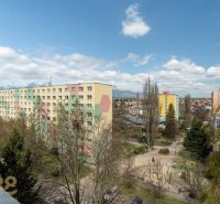 Blick aus einer 4-Zimmer-Wohnung in der Partizánska-Straße in Poprad auf die umliegende Grünfläche und die Wohnblöcke.