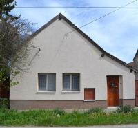 Ein Einfamilienhaus in Horné Saliby mit einer einfachen Fassade und einem Vorgarten.