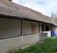 Das Äußere eines Einfamilienhauses in Horné Saliby mit Satteldach und Ziegelverkleidung.
