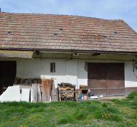 Ein Einfamilienhaus in Horné Saliby mit einem alten Dach und einem ungepflegten Außenbereich.