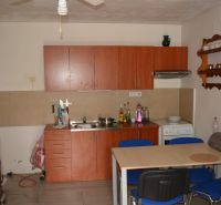 Küche in einem Einfamilienhaus mit Esstisch und Holzmöbeln.