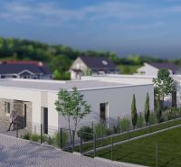 Ein Einfamilienhaus in der Modrovka-Straße in Modrovka mit einem gepflegten Garten und einer befestigten Straße.