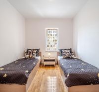 Doppelzimmer mit Betten und Fenster, Ferienwohnung.