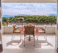 Ferienwohnung auf Brač mit Terrasse und Blick auf das Meer und die Natur.
