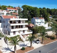 Ferienwohnung auf Brač mit Meerblick und umliegendem Grün.