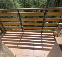Balkon in einer Ferienwohnung mit Holzverkleidung und Brennholz, Stará Lesná.