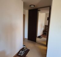 Flur mit großem Spiegel, Schuhen und Fliesen im Ferienapartment.