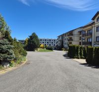 Das Äußere eines Ferienapartments in Stará Lesná bei der Hohen Tatra mit gepflegtem Grün.