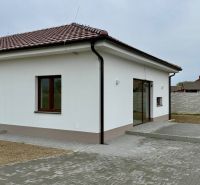 Ein Einfamilienhaus in der Hauptstraße in Vlčany mit Holzboden und Terrasse.