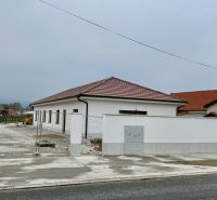 Einfamilienhaus in der Hauptstraße in Vlčany, weiße Fassade, rotes Dach.