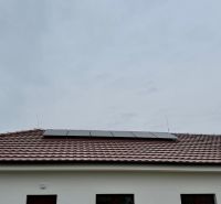 Einfamilienhaus in der Hauptstraße in Vlčany mit Solarpaneelen auf dem Dach.