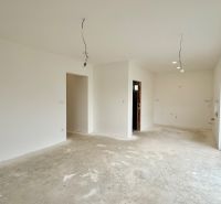 Geräumiges Zimmer mit Gipsputz und großen Fenstern in einem Einfamilienhaus.