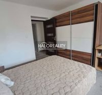 Schlafzimmer mit Holzboden, Einbauschrank und Bett in einer 3-Zimmer-Wohnung.