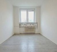 Zimmer in einer 3-Zimmer-Wohnung mit Holzboden und weißen Wänden.