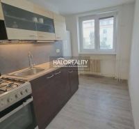 Küche in einer 3-Zimmer-Wohnung mit einem Gasherd und einem Boden in Holzoptik.