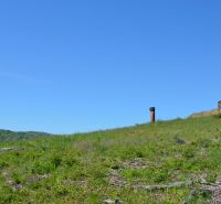 Eine Holzhütte in den Erholungsgebieten von Nová Kelča, umgeben von grüner Natur.