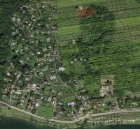Luftaufnahme von Erholungsgrundstücken in Nová Kelča, umgeben von Grünflächen und Gebäuden.